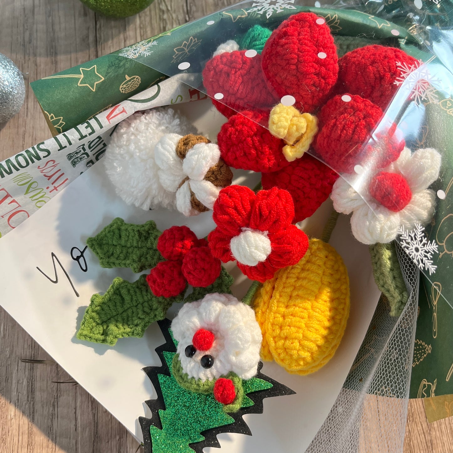 JOMODECOR Handmade Crochet Santa Berry Tulip Bouquet, Knitted Artificial Forever Flowers with Exquisite Wrap, Gift to Friends Women, Perfect for Christmas Decoration, Home Decor, Party